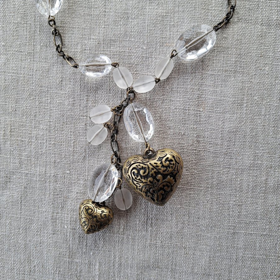 Nytt halsband med glasklara och matta stenar och 2 bronsfärgade hängande hjärtan