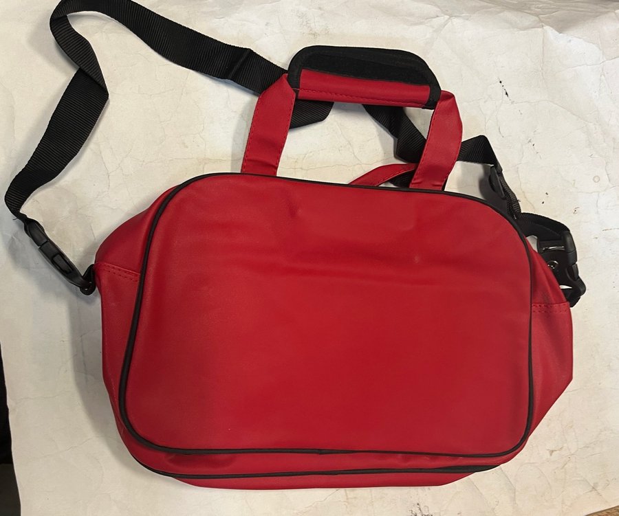 Handväska med axelrem röd 1 stort yttre fack 1 stort inre samt 1 mindre fack