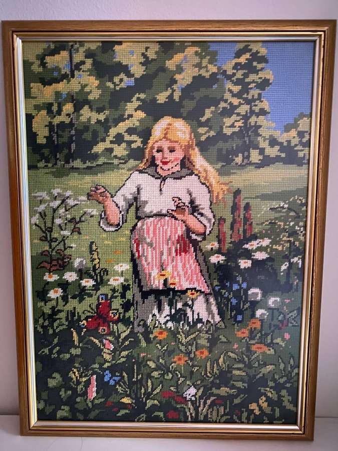 Handbroderad bonad väggbonad tavla ram flicka blomsteräng