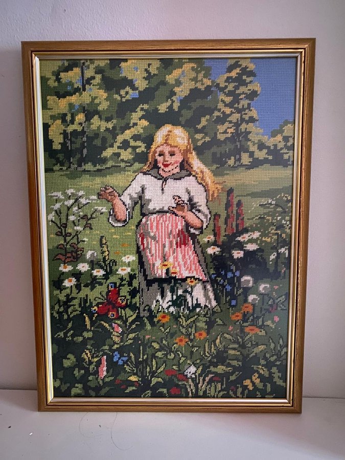 Handbroderad bonad väggbonad tavla ram flicka blomsteräng