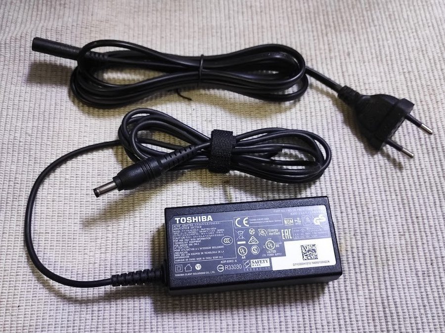 TOSHIBA AC-adapter 19V 342A original