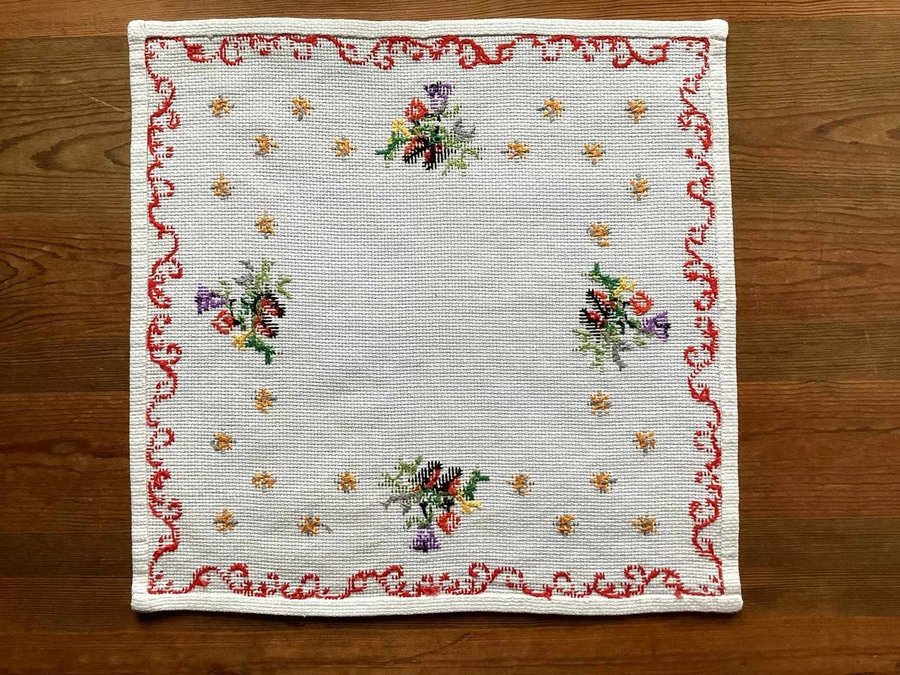 Broderad julduk Korsstygn på Aidaväv med små söta fåglar Domherrar 36x35 cm