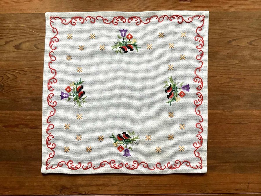 Broderad julduk Korsstygn på Aidaväv med små söta fåglar Domherrar 36x35 cm