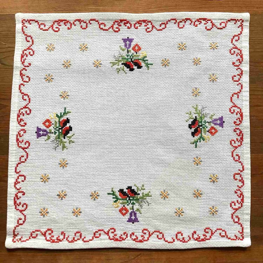 Broderad julduk Korsstygn på Aidaväv med små söta fåglar Domherrar 36x35 cm