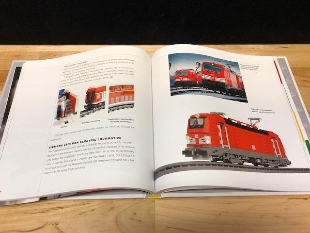 LEGO bok på engelska "The LEGO Trains Book" - från 2017 oanvänd!