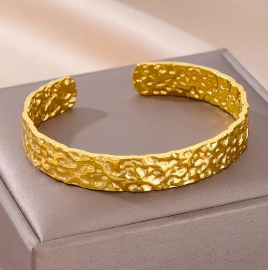 Unikt 14 K guld armband justerbar pläterat stål Nickelfri trendig hamrat bangle