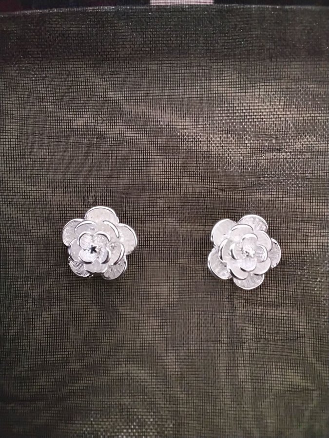 Silverörhängen sterling 925, blommor i tre lager, silverpläterade 925 stämplade