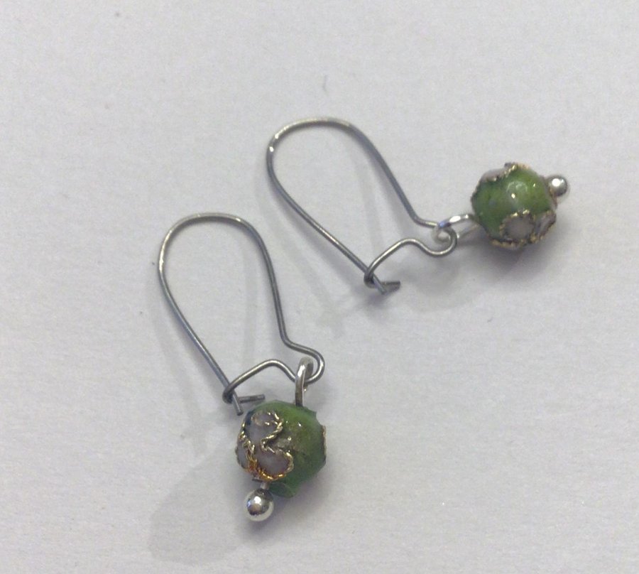 Gröna pyttesmå handmålade CLOISONNE pärlor som örhängen (kirstål)