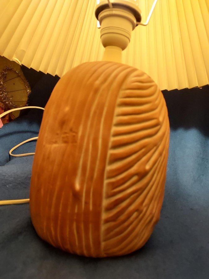 Bordslampa Veckad pappskärm Terracotta lampfot höjd 44 cm !