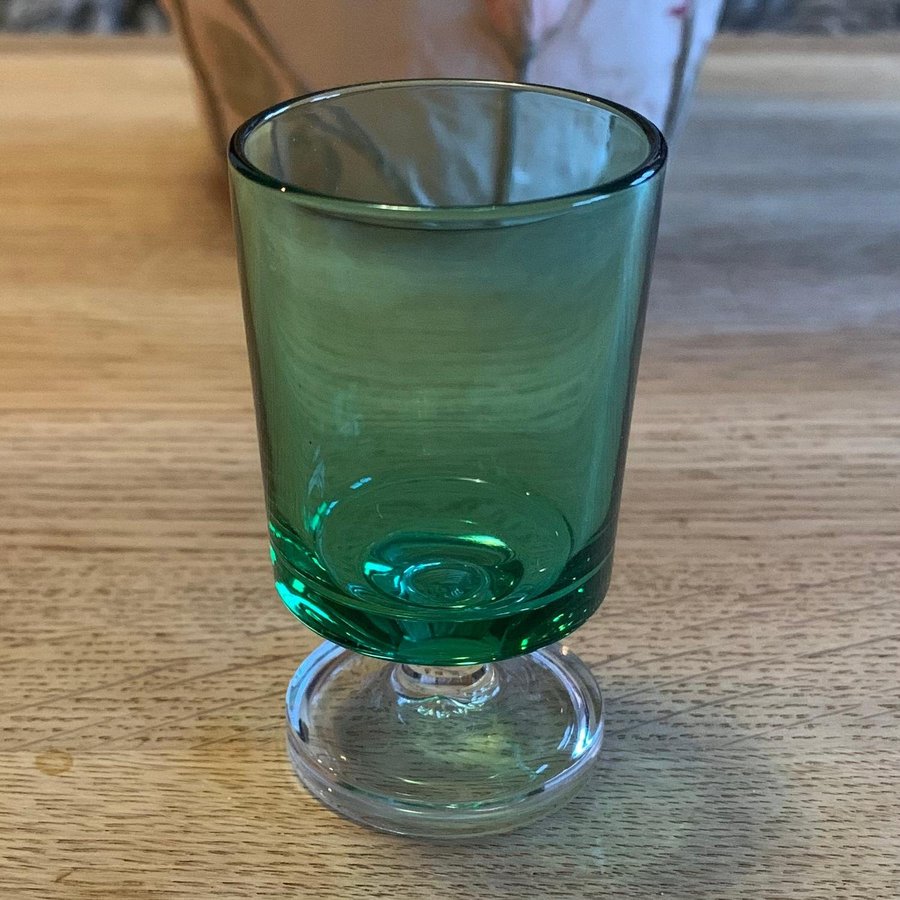 Äldre luminarc glas grönt glas på fot