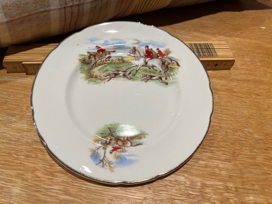 Vintage assiett Gunuine Bone China made in England