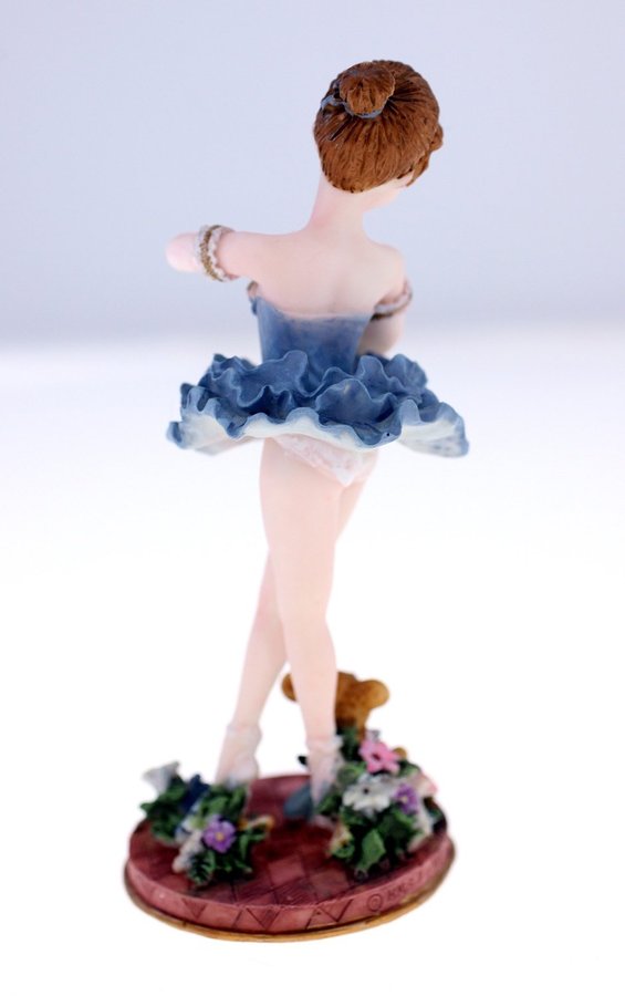 Kensington Giftware vintage handmade resin Ballerina ornament (Weight: 214g)