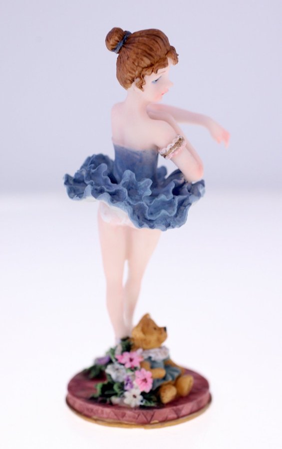 Kensington Giftware vintage handmade resin Ballerina ornament (Weight: 214g)