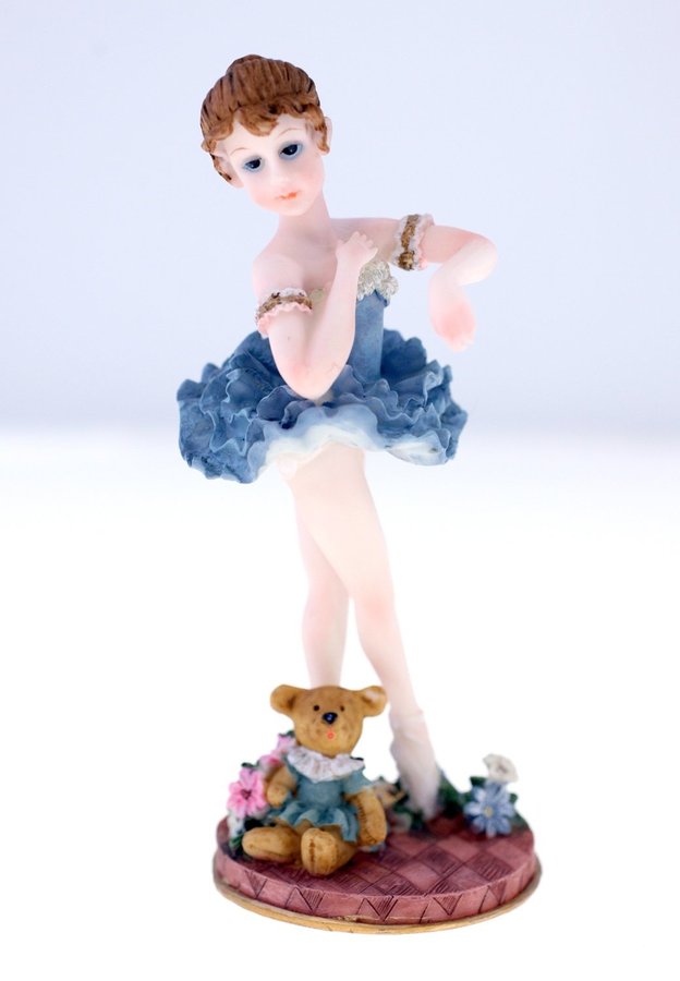 Kensington Giftware vintage handmade resin Ballerina ornament (Weight: 214g)