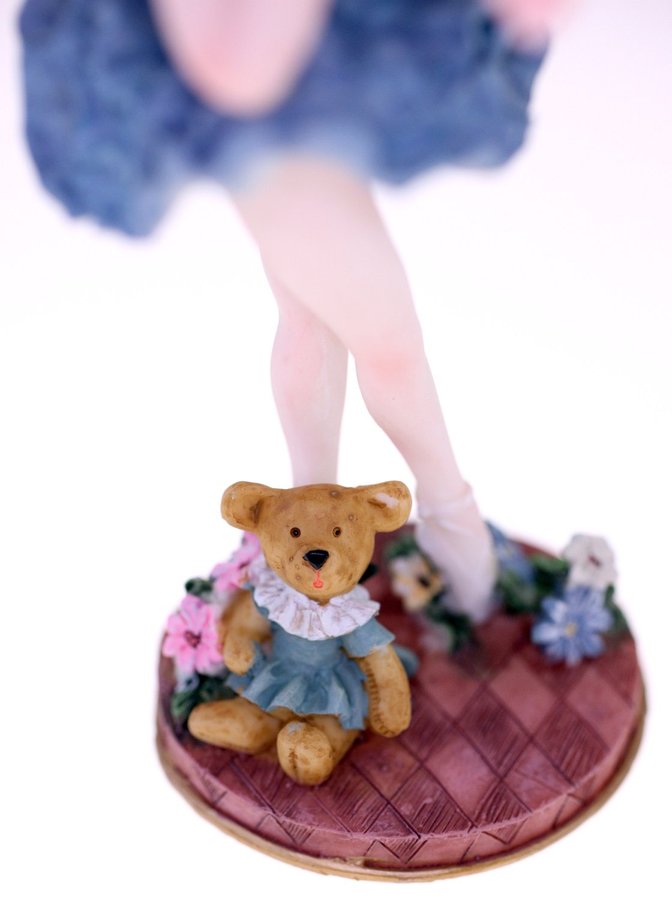 Kensington Giftware vintage handmade resin Ballerina ornament (Weight: 214g)