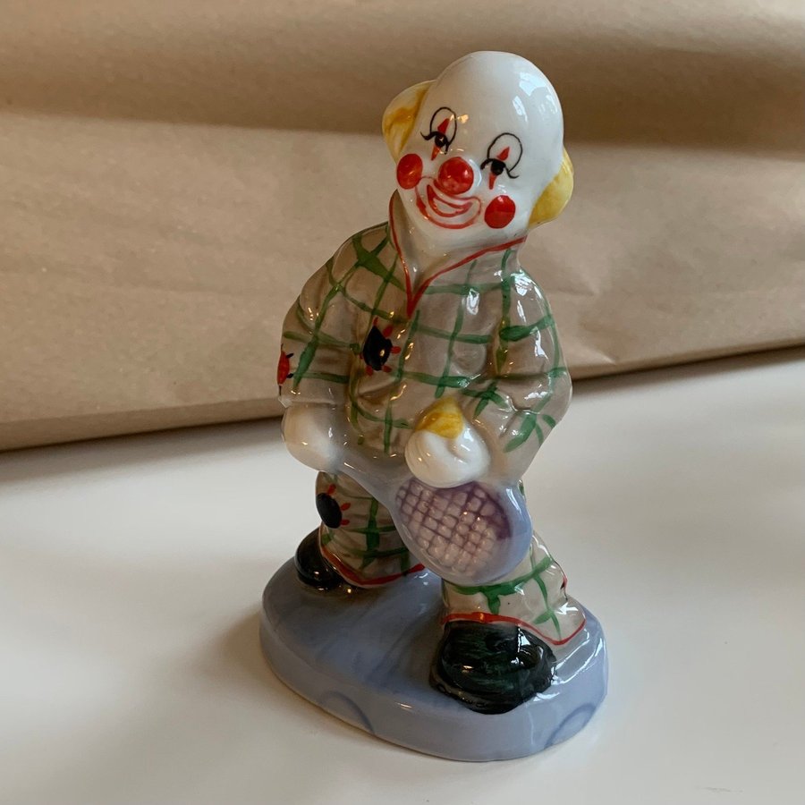 Figurin clown med tennisracket porslin