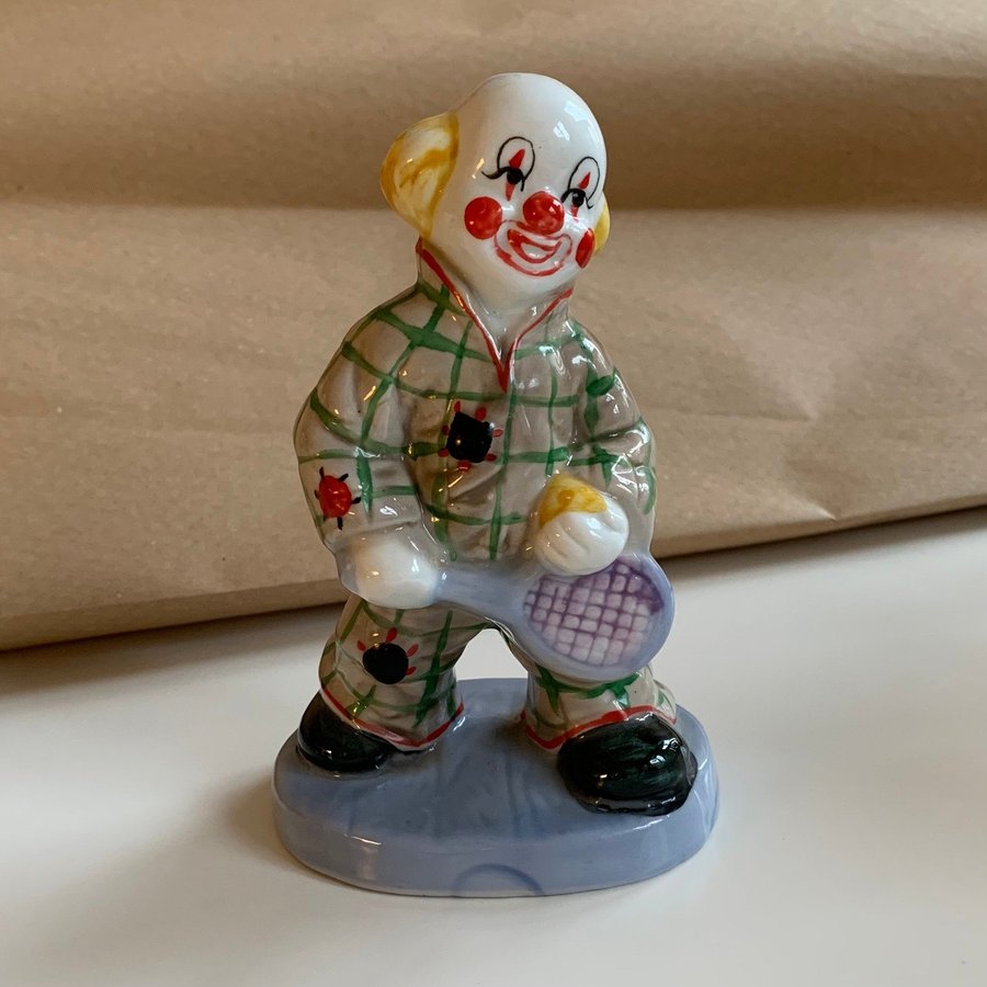 Figurin clown med tennisracket porslin