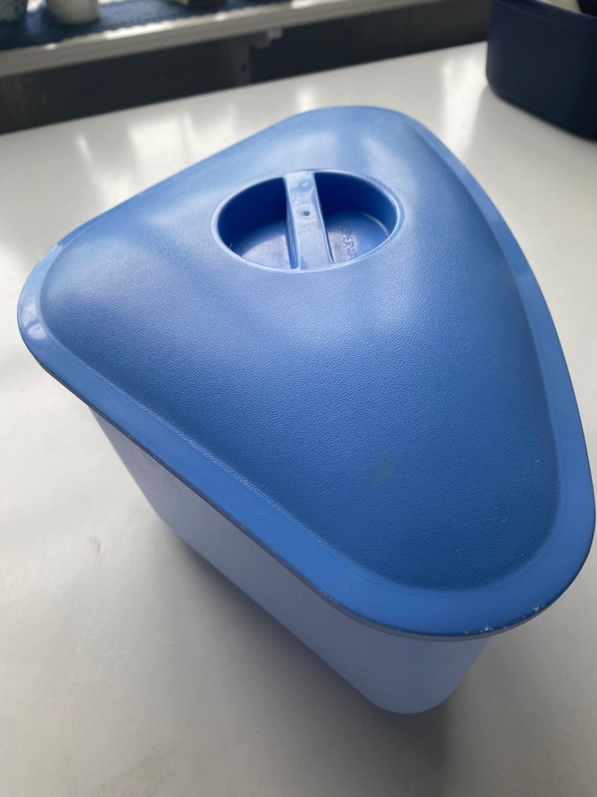 Tupperware Behållare med lock 3L