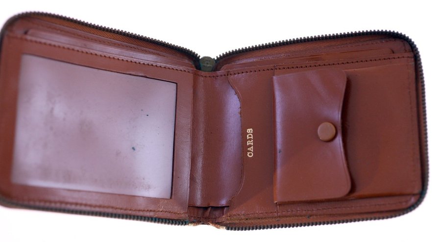 Bermuda original 1960s/1970s leather wallet-internal pockets/sleeves-zipped-62g