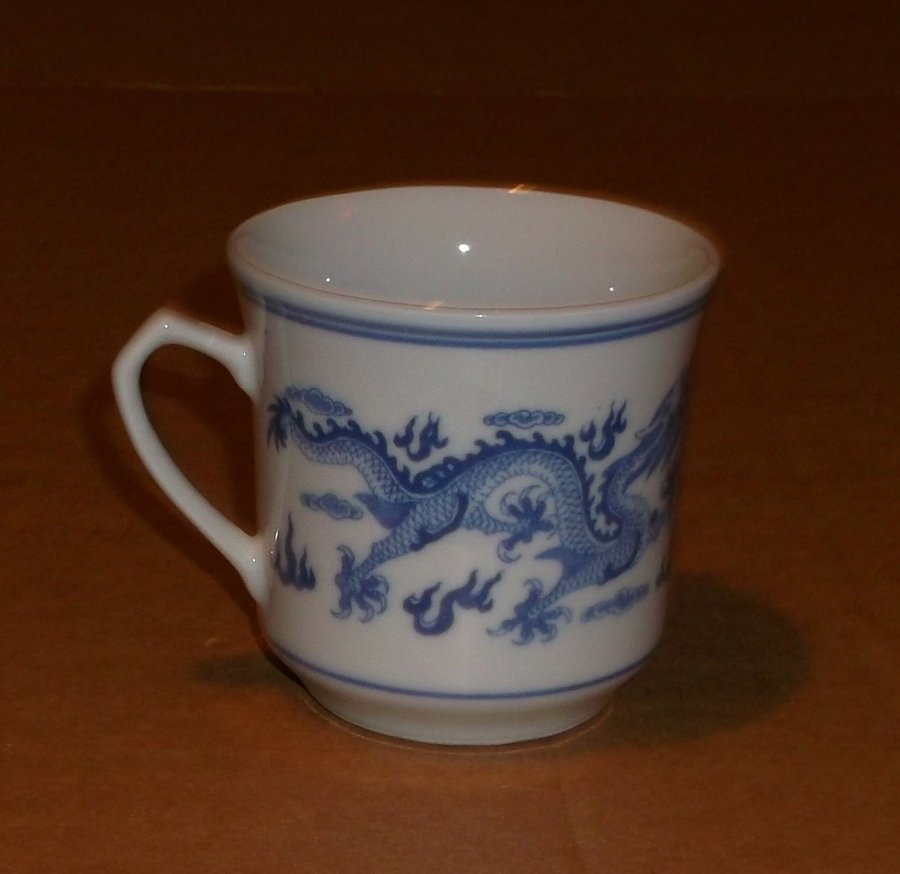 Glaserad Kaffekopp blå drake Kinesiska tecken i botten drakar