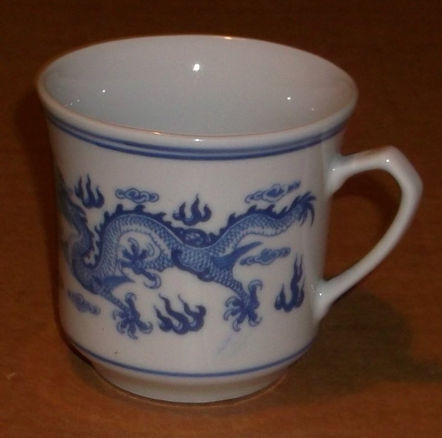 Glaserad Kaffekopp blå drake Kinesiska tecken i botten drakar