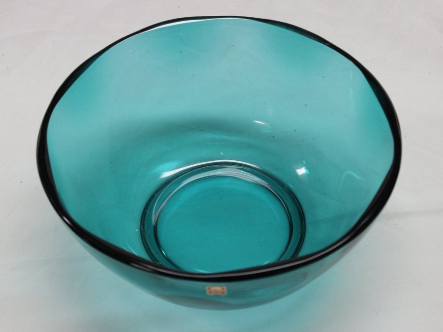 Petroleumblå Rund Glasskål Salladskål i Glas Målerås Glasbruk