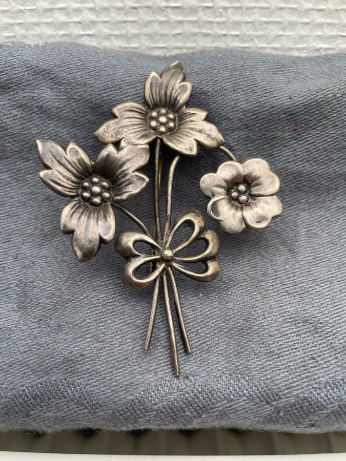 Brosch i silver, vintage, blommor, bra skick.