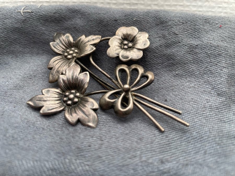 Brosch i silver, vintage, blommor, bra skick.