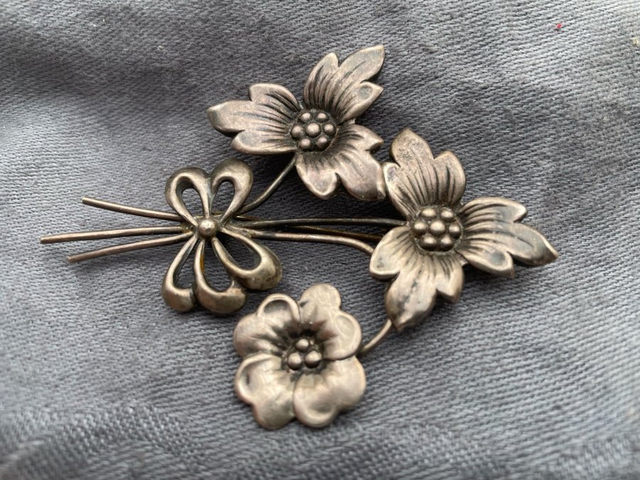 Brosch i silver, vintage, blommor, bra skick.