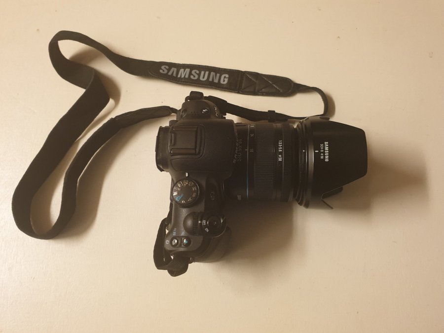 kompakt systemkamera Samsung NX-11 med objektiv Samsung 18-55