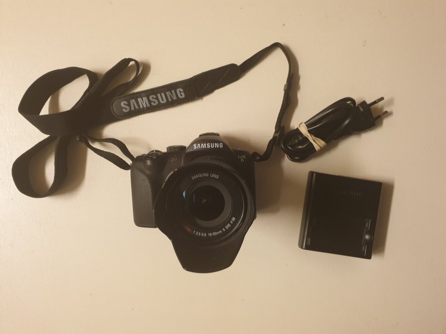 kompakt systemkamera Samsung NX-11 med objektiv Samsung 18-55
