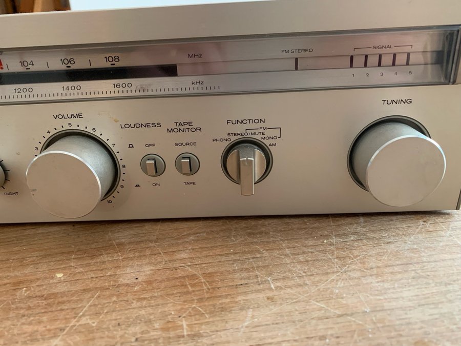 Hitachi SR-2010 AM-FM Stereo Receiver