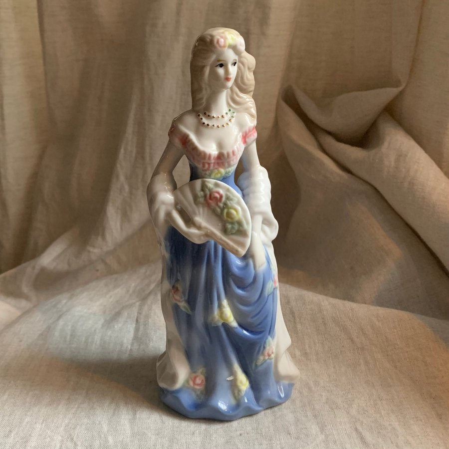 Figurin porslin Kvinna med solfjäder