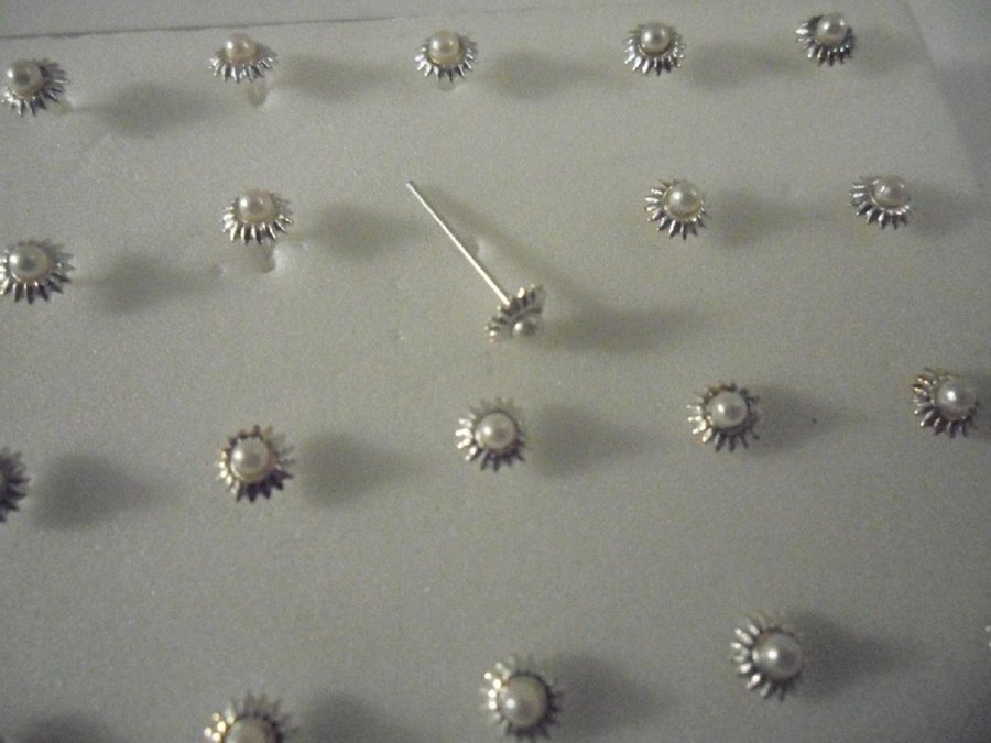 REA__REA__1 stSolformad Näspiercing i silver med pärla (r)