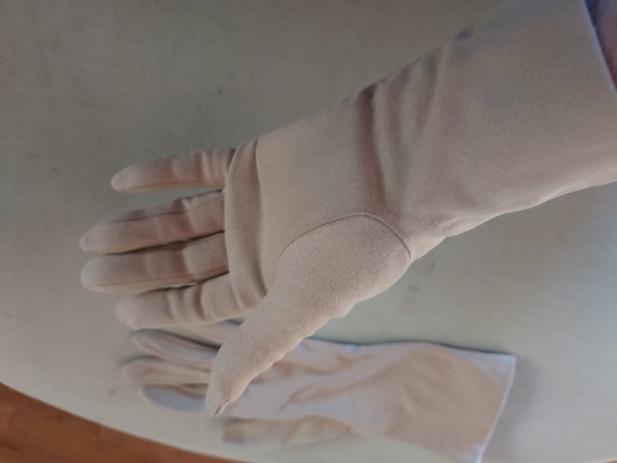 Handskar BEIGE nylon 60-tal M/Längd ca 25 cm