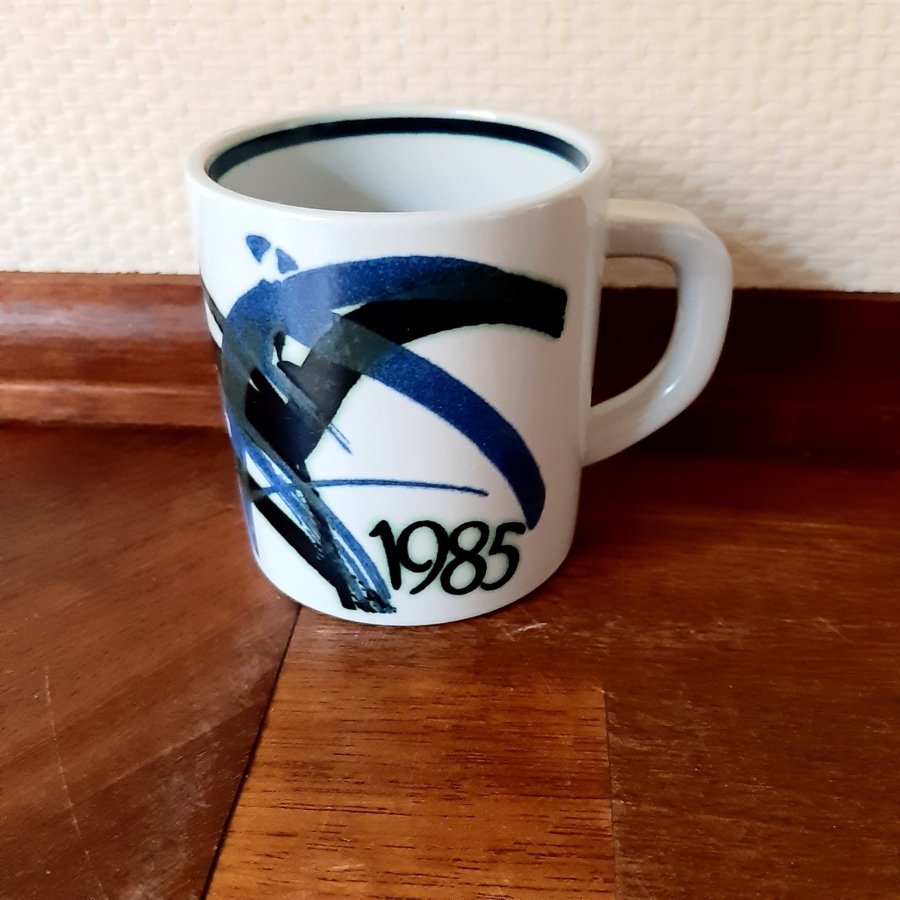 Lille 1985 Fajance Årskrus Royal Copenhagen. Small Annual Mug.