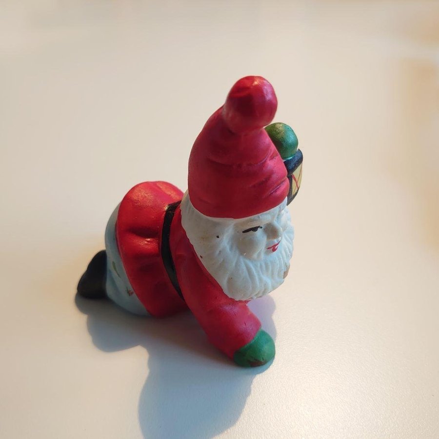 Krypandes tomte med ljuslykta