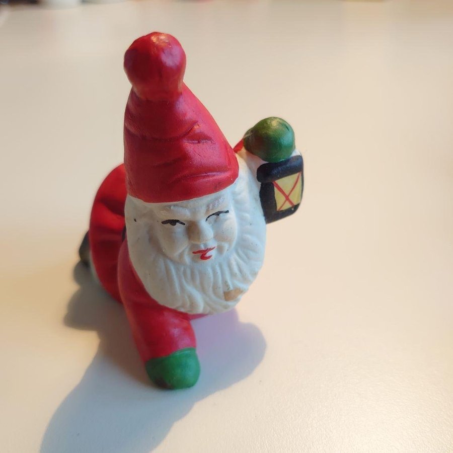 Krypandes tomte med ljuslykta