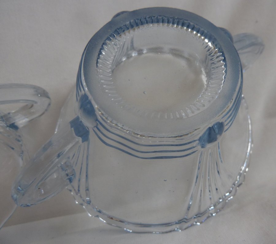 Vintage Gräddkanna  Sockerskål Vackert mönster Ljusblått glas