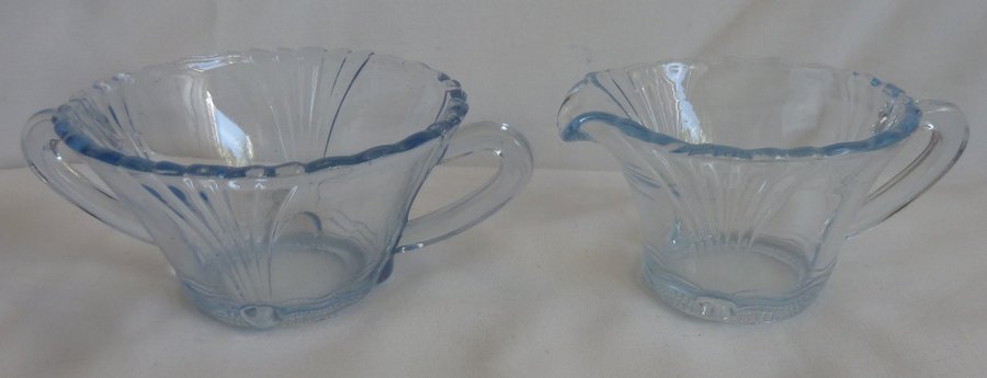 Vintage Gräddkanna  Sockerskål Vackert mönster Ljusblått glas