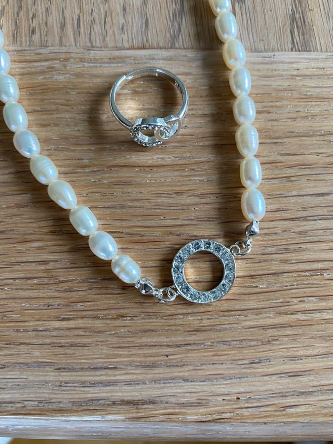 Vackert halsband och matchande ring strass vita pärlor