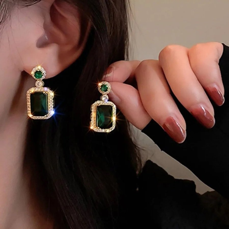 Fina 18k guldpläterade örhängen gnistrande kristaller smaragd replika