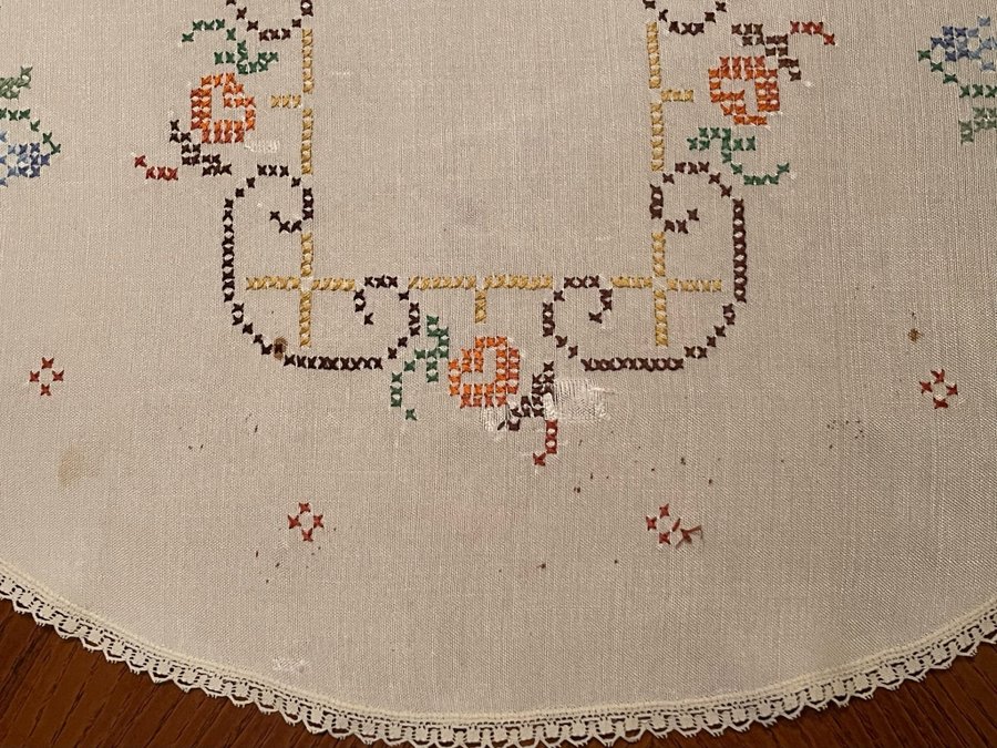 Äldre handbroderad duk med spets 50 x 41 cm