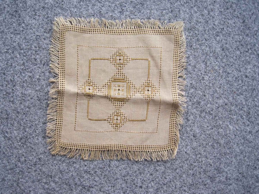 Broderad beige liten duk