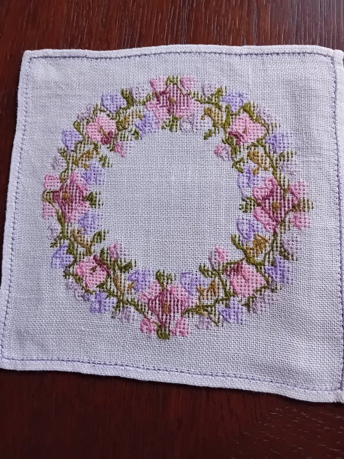 3 st små broderade dukar, 17 x 17cm, myrgång och korsstygn