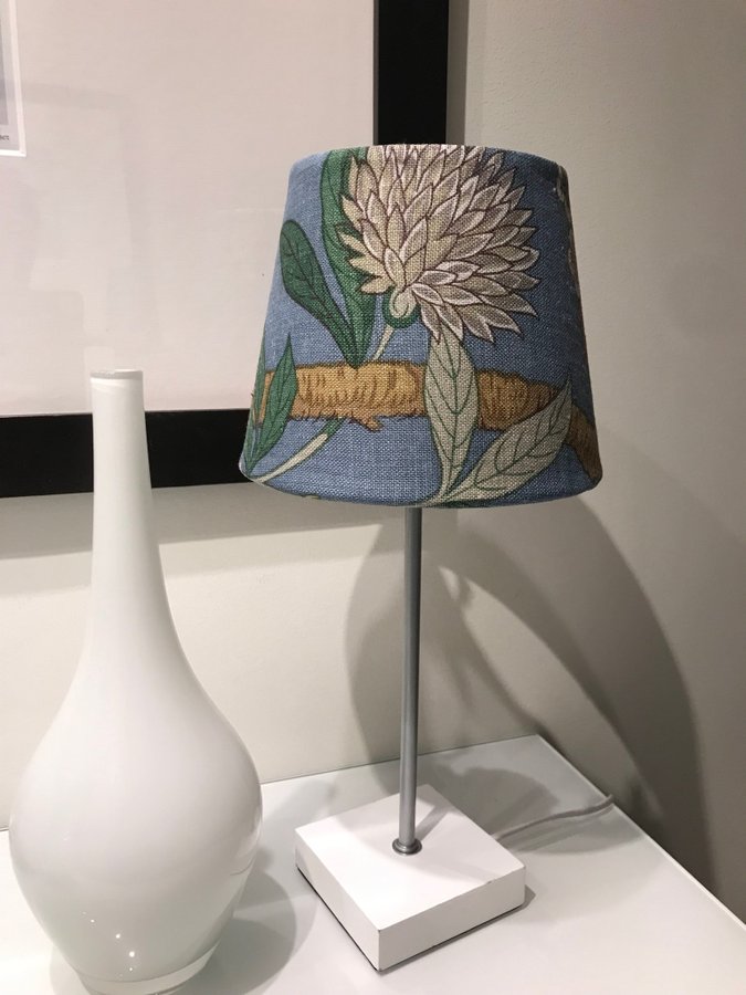 LAMPSKÄRM TYG FRÅN SVENSKT TENN GP  J BAKER / HYDRANGEA BIRD INDIGO TEXTIL