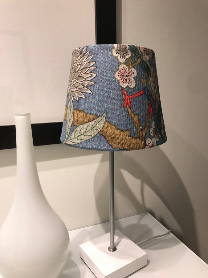 LAMPSKÄRM TYG FRÅN SVENSKT TENN GP  J BAKER / HYDRANGEA BIRD INDIGO TEXTIL