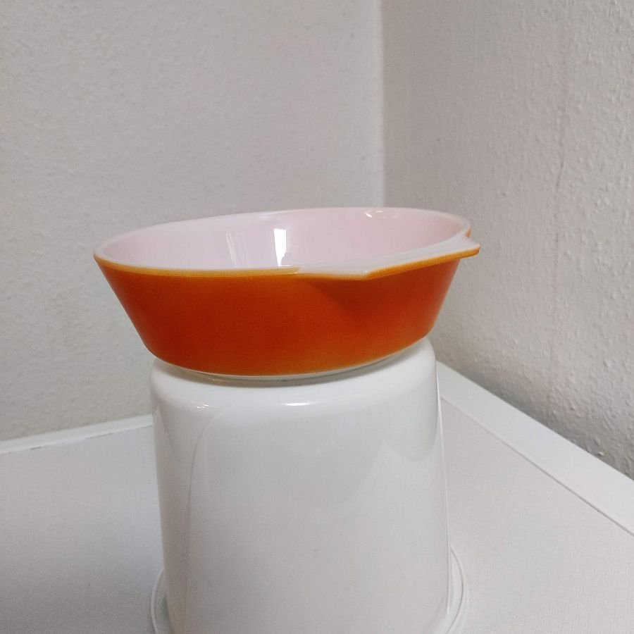 JAJ Made in ENGLAND PYREX SKÅL KAROTT opalvit orange