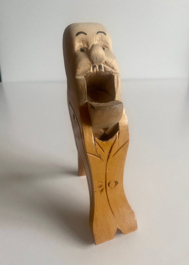 Nötknäppare snidat trä Ivar Linde Kronblom Vintage hand carved wooden Nutcracker