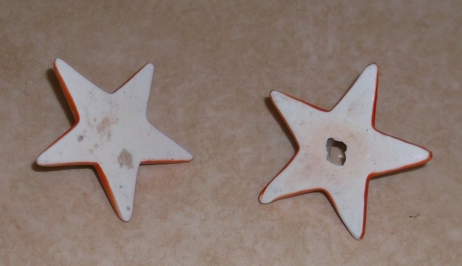 2 st orange ljusstakar i porslin i form av en stjärna 1940-tal